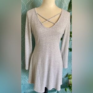 Francesca’s Ayla Grey Woven Lined Crisscross Long Sleeve Dress
